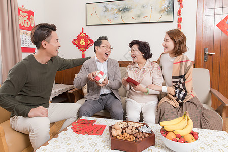 春节一家人团圆孩子送父母礼物高清图片