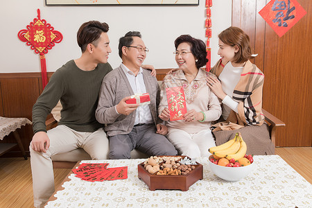 转发送红包春节一家人团圆孩子送父母礼物背景