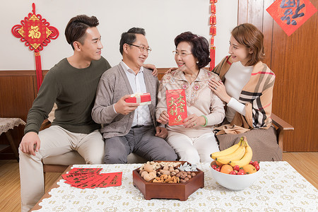 新年一家人团圆送礼物背景图片