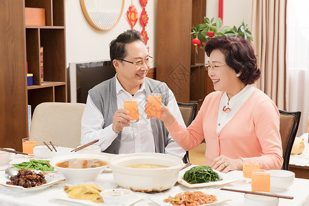 春节金婚夫妻吃团圆饭背景图片