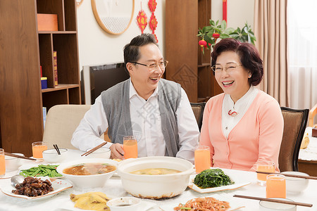 春节金婚夫妻吃团圆饭背景图片