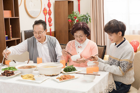 春节一家人吃团圆饭高清图片