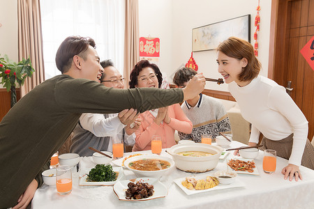 一家人吃年夜饭高清图片