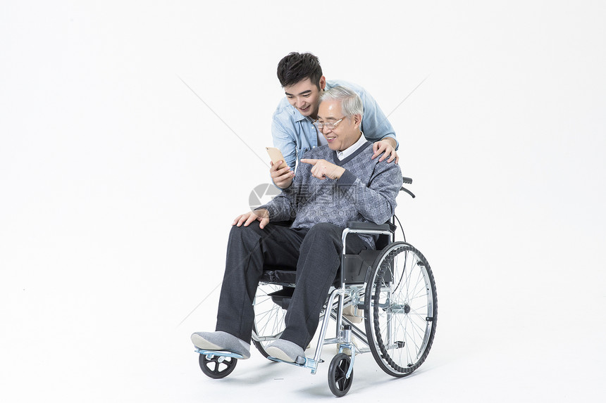敬老关爱老人轮椅看手机图片