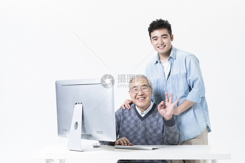 敬老老人学习电脑图片