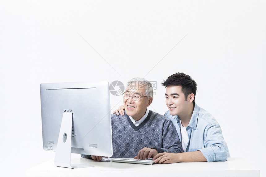 敬老老人学习电脑图片
