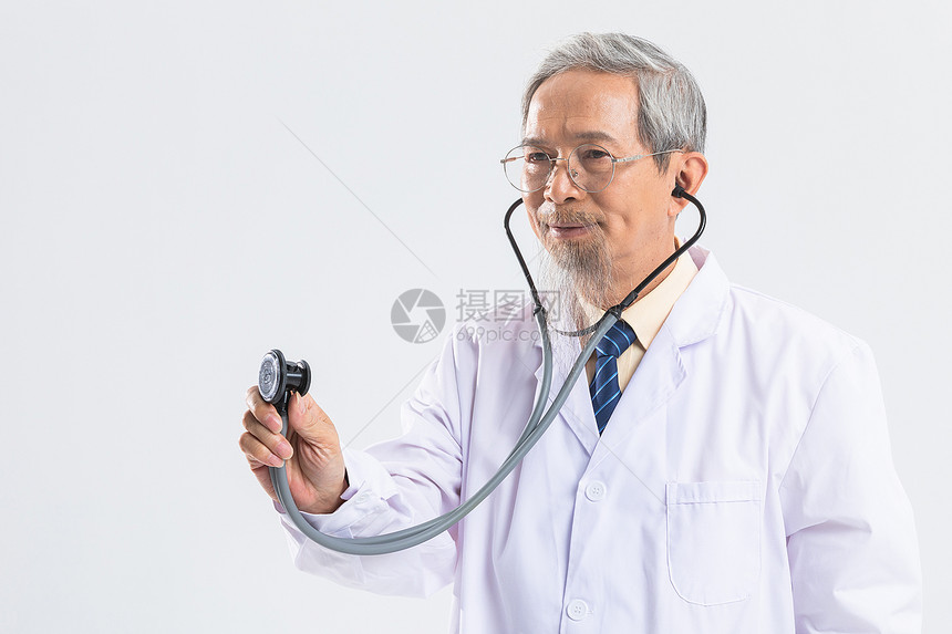 老中医使用听诊器图片