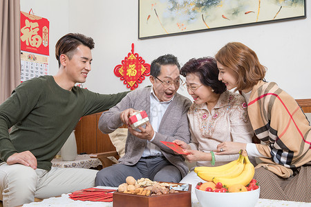 儿女春节回家送礼背景图片