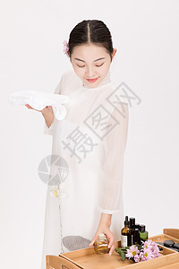 中国风图片养生图片按摩图片美女spa技师准备按摩用品背景
