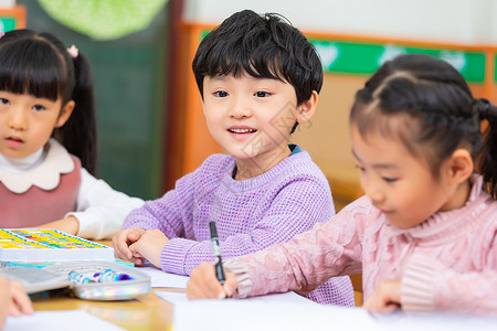 幼儿绘画教育幼儿园儿童开心玩耍背景