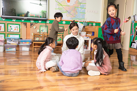 幼儿园老师带小朋友玩耍背景图片