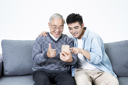 老年人和年轻人敬老关爱老人一起看手机背景