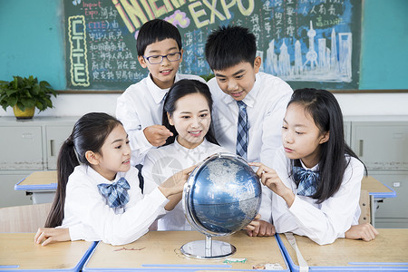 地理教室青少年教育看地球仪背景