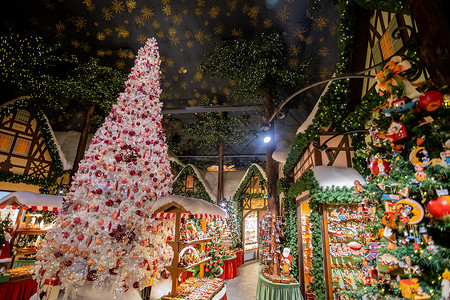 圣诞节日装饰圣诞树圣诞屋高清图片