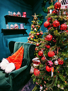 充满圣诞氛围的圣诞树装饰图片