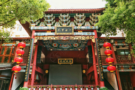 火宫殿臭豆腐长沙百年老街坡子街上的传统戏台背景