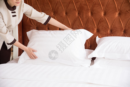 酒店客房整理床铺背景图片