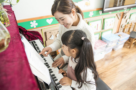 一起学幼儿园老师教弹钢琴背景