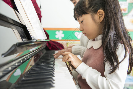 弹钢琴的小孩幼儿园老师教弹钢琴背景