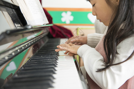 幼儿园老师教弹钢琴背景图片