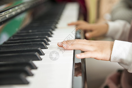 弹钢琴的孩子小朋友弹钢琴背景