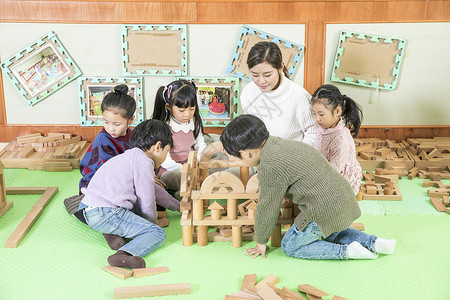 幼儿园老师带小朋友玩积木背景图片