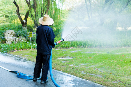 绿植养护园林工人洒水背景