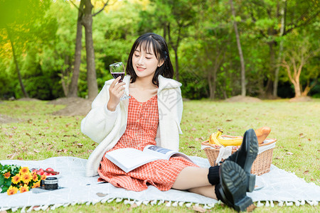 女生喝酒素材女性户外野餐阅读背景