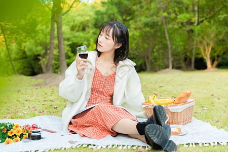 文艺女性户外野餐背景图片