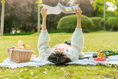 野餐绿植菜篮文艺女性草坪阅读背景
