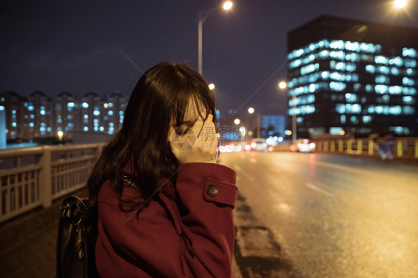 夜晚街头孤独的少女图片