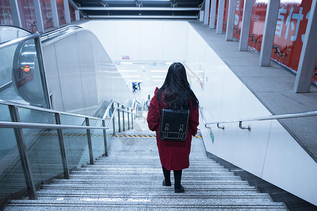 地铁楼梯孤独少女下楼梯背影背景