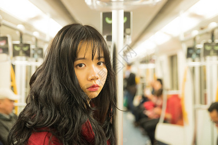 地铁少女地铁里孤独的女孩背景