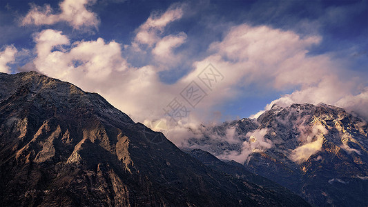 藏地高原的山峰和云雾图片