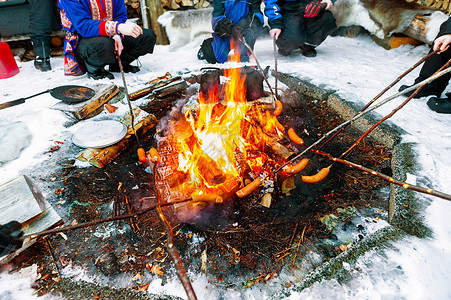 北欧雪花边框北欧芬兰洛瓦涅米林间篝火野餐背景