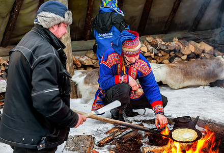 北欧芬兰洛瓦涅米林间篝火野餐高清图片