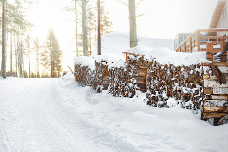 雪地里的圣诞老人北欧芬兰洛瓦涅米圣诞老人村雪地里的柴火堆背景