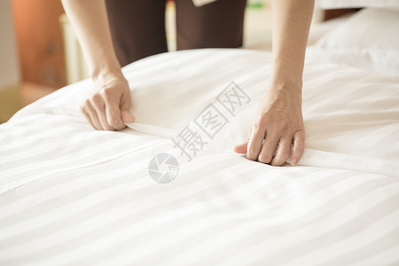 酒店清洁员整理床铺高清图片