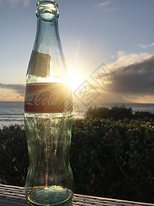 玻璃瓶可乐美国太平洋落日饮料玻璃瓶背景
