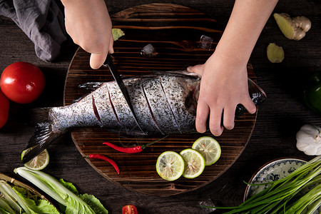 处理鱼肉菜刀切鱼肉高清图片