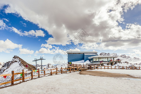 冬天登山路上四川川西黑水达古冰川雪山之巅的小木屋背景