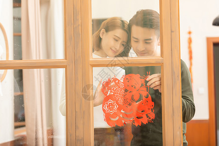 家人剪纸新年情侣贴窗户背景
