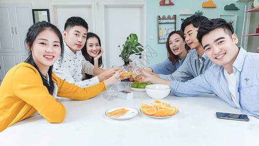 社交游戏青年聚会吃零食水果背景