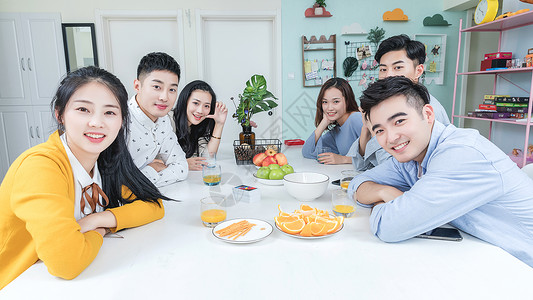 不善交际青年聚会吃零食水果背景