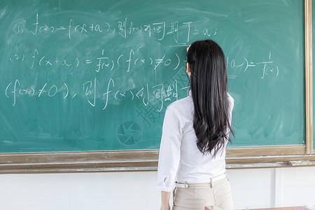 教学公式女教师黑板书写背景