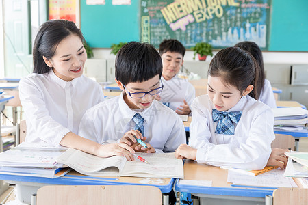 教导学生老师辅导学生作业背景