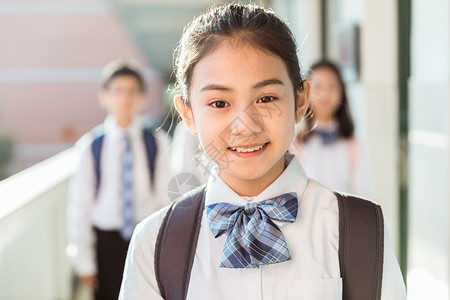 女学生开心微笑图片