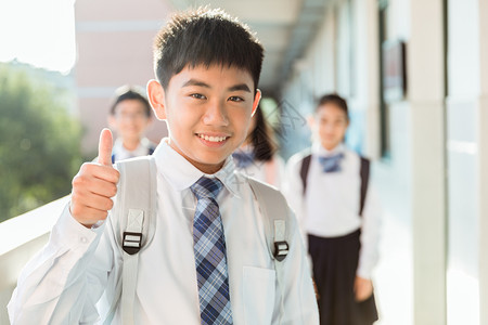 外国中学生青少年点赞手势背景