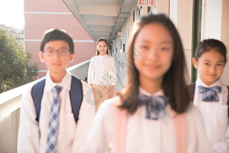 挥手道别学生放学背景