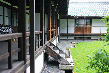 木柱子日式木质建筑物背景